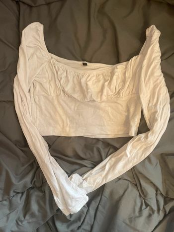 Top court blanc à col carré ruché – tendance et féminin