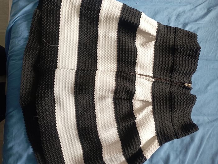 Jupe taille haute rayée noir et blanc - photo numéro 3