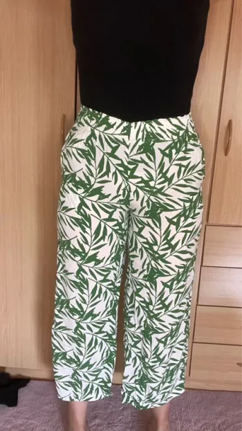 Pantalon fluide vert et blanc