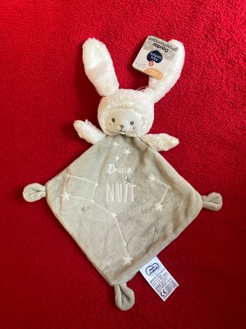 Mots d enfants doudou ours chat blanc déguisé en lapin losange gris étoiles douce nuit phosphorescent brille la nuit neuf