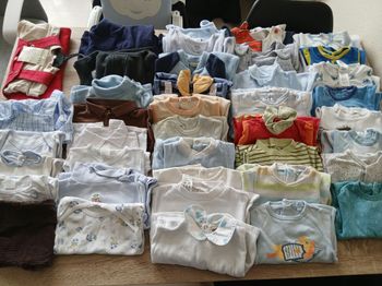 Gros le de vêtements taille 1/3/6 mois en très bon état