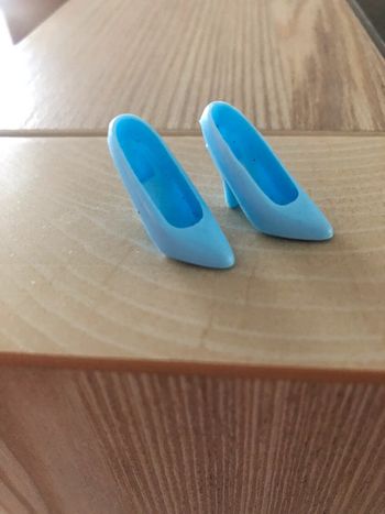 Paire d’escarpins talons bleu barbie femme