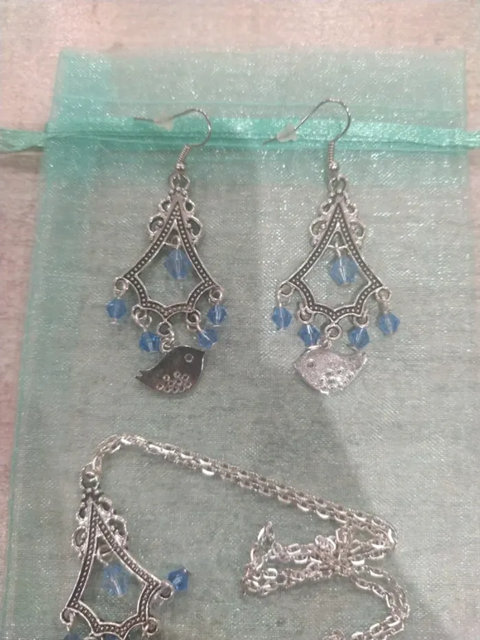 Boucle d'oreille et collier argenté et bleu - photo numéro 2