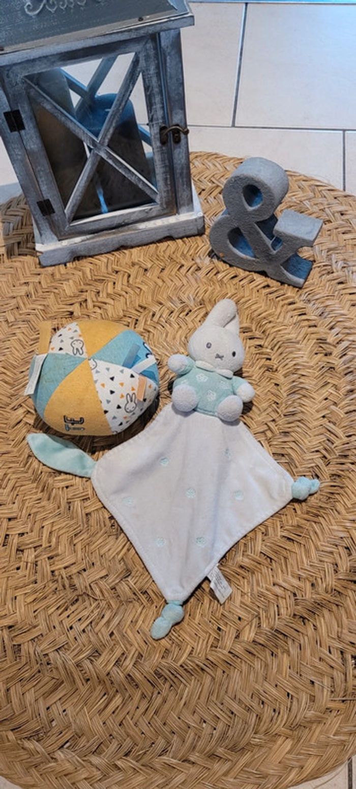 Joli doudou lapin et sa petite balle