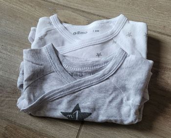 Lot de 2 bodies manches longues ouverture croisée  taille 3 mois