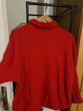 Pull de couleur rouge