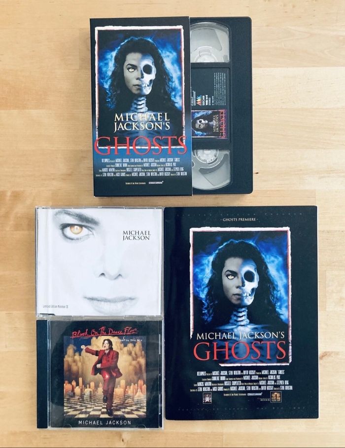 Coffret collector Michael Jackson VHS et CD. - photo numéro 5