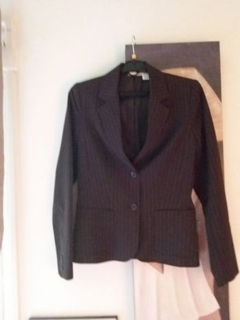 Veste marron à rayures discrètes