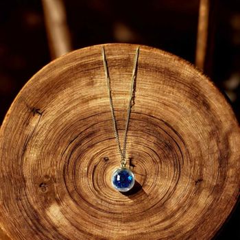 Collier Boule Transparente – Étoiles Bleu Marine
