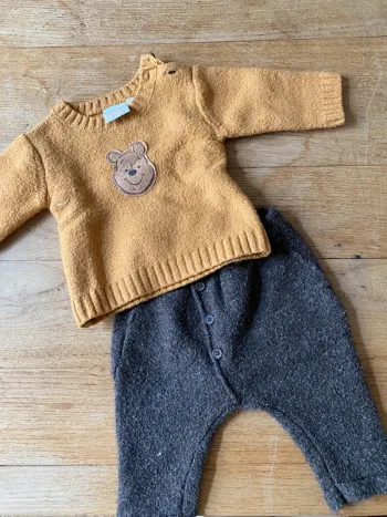 Pull et pantalon 1 mois