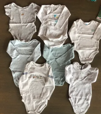 Lot 7 bodies bébé 3m
