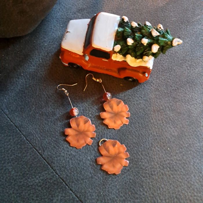 Boucles d'oreilles pendante avec pendentif rouge