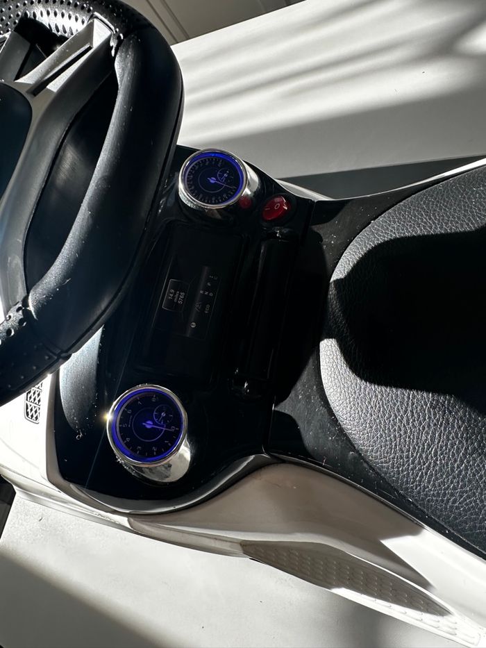 Voiture Mercedes blanche porteur et à pousser - photo numéro 7