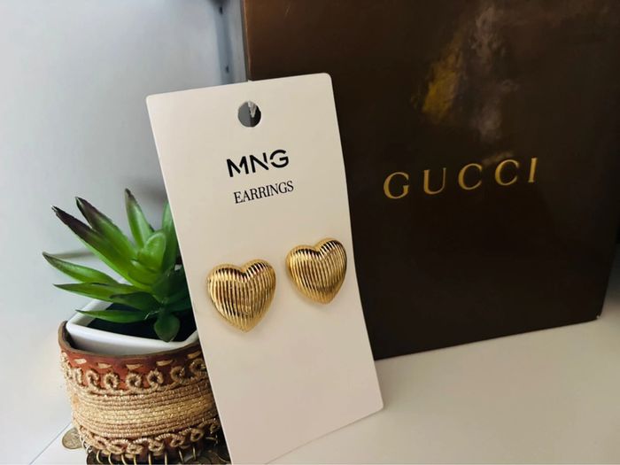 Superbes boucles d’oreilles dorées Mango, en forme de cœur texturé. - photo numéro 2