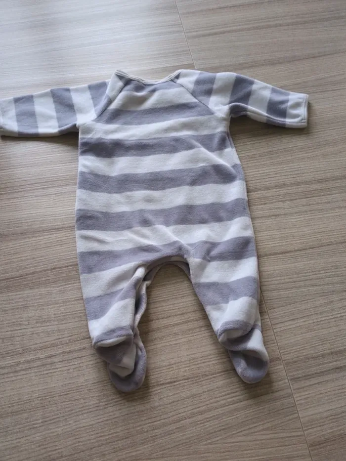 Lot 2 pyjamas 1 mois - photo numéro 6