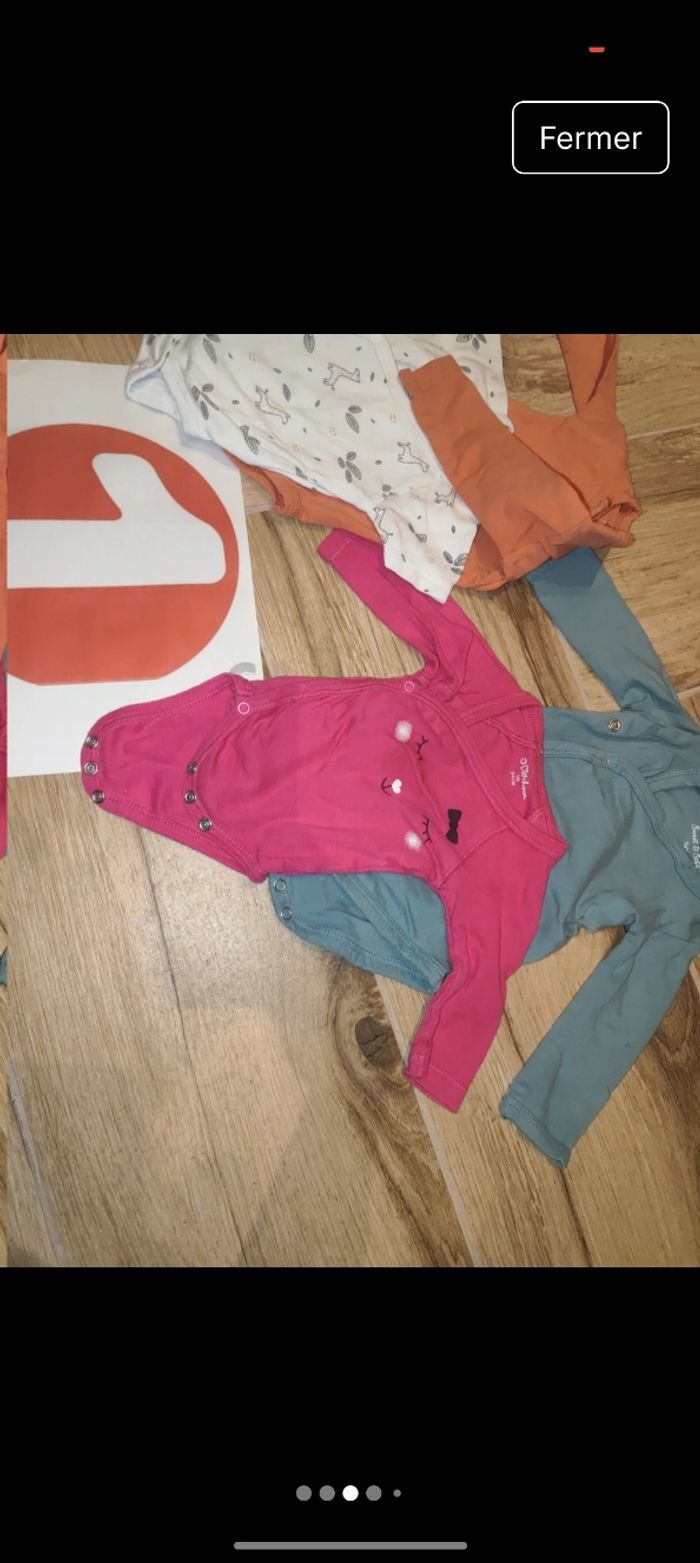 Lot 5 bodies body 
Ouverture croisé 
Marque sweet soft, Kiabi, kitchoun 
Taille 1 mois 50-54cm - photo numéro 3