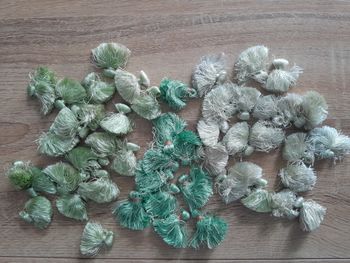 Lot de 50 pompons vert pour création de bijoux ou autre