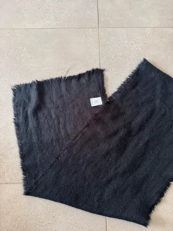 Echarpe noire, très bon état, 30x200cm