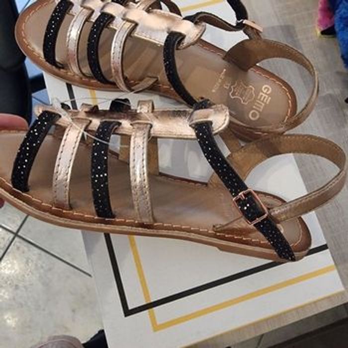 NEUVES (NON PORTÉES)🏷😍🤩🩷SUPERBES sandales pointure 33 Fille ⚘️⚘️(ferme) - photo numéro 4