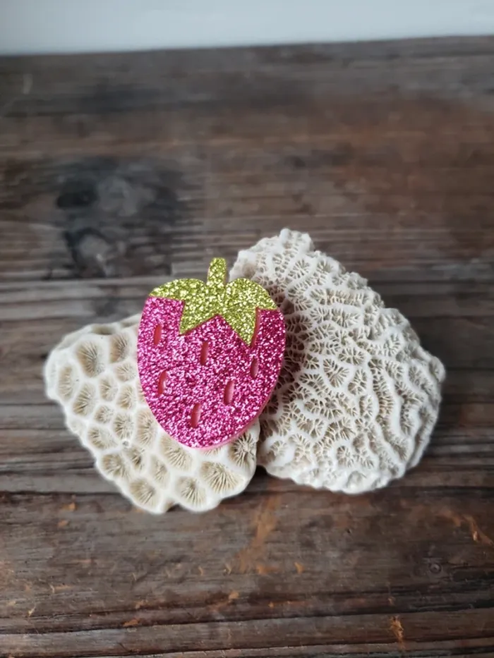 Magnifique broche framboise