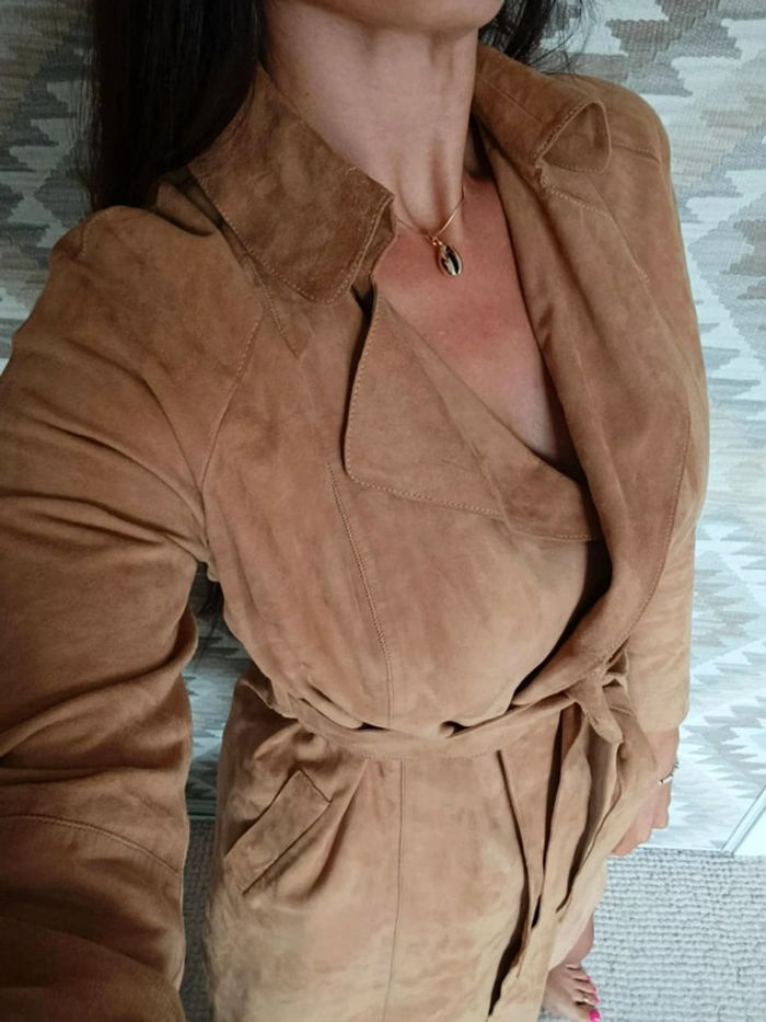 Veste manteau trench léger et fluide en daim Caroll 36 beige avec ceinture - photo numéro 4