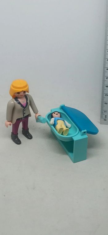 Femme avec bébé et table à langer baignoire playmobil