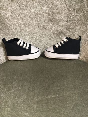 Chaussures bebe neuves taille 3-6 mois