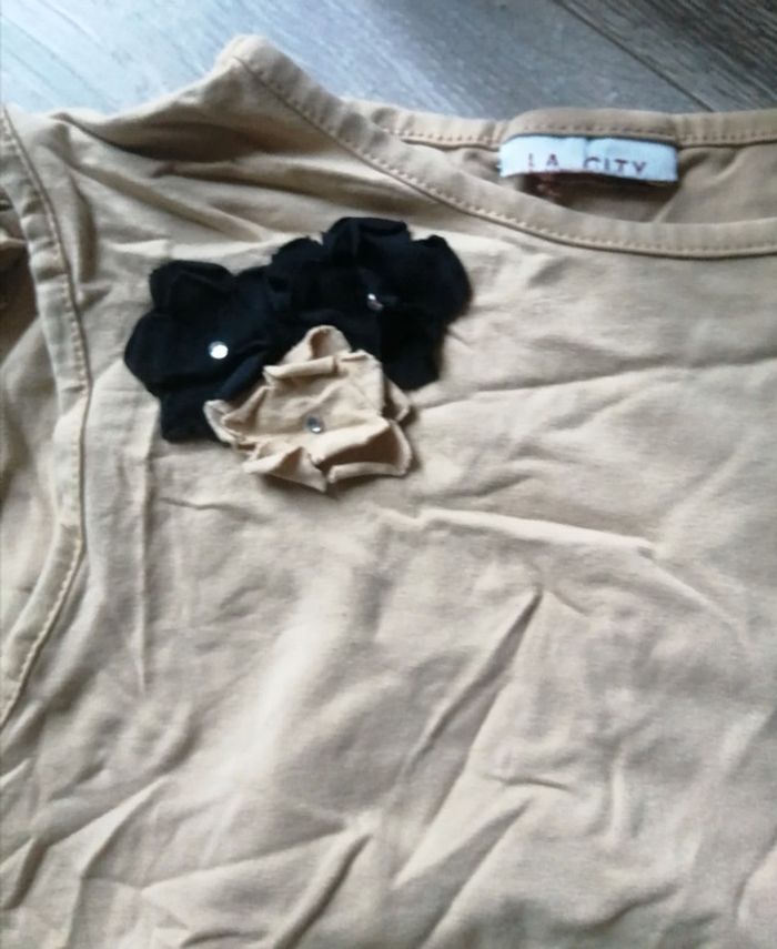 🌸Top beige sans manches avec fleurs/strass Taille 38 "La City" 🌸 - photo numéro 2