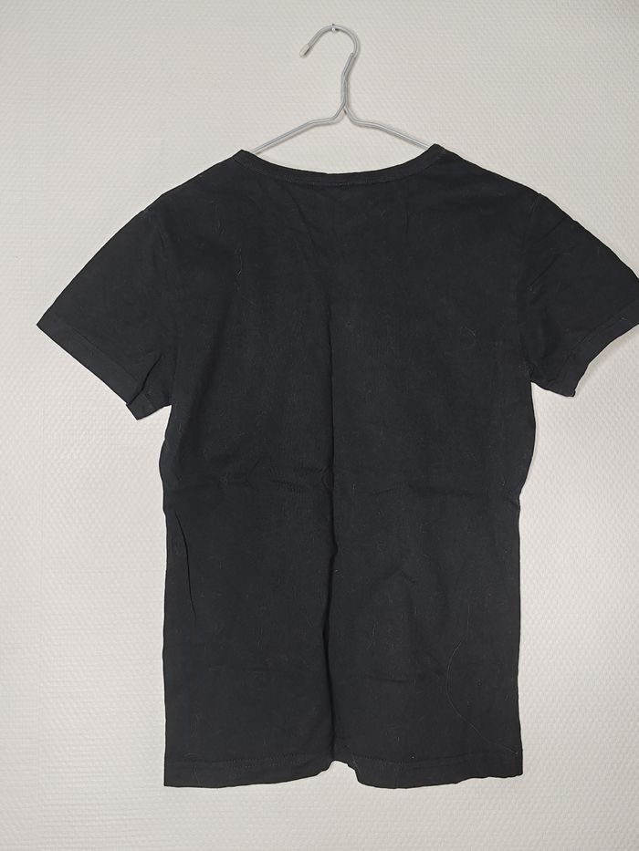 T-shirt noir à motif rose et tête de mort - photo numéro 2