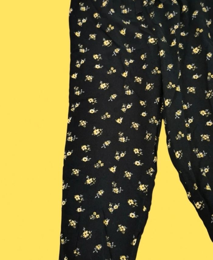Pantalon fluide C&A noir fleures jaunes taille 10 ans - photo numéro 2