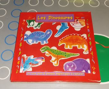 Livre les dinosaures avec magnets