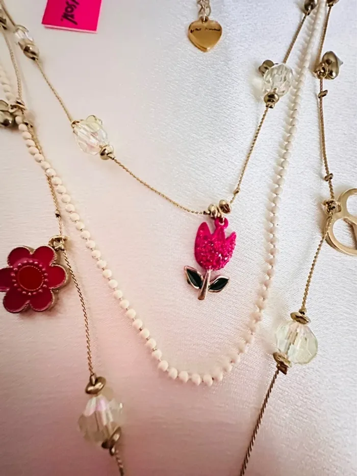 Vintage - Collier multirangs Betsey Johnson – Perles, fleurs, oiseau émaillé et charms dorés - photo numéro 6