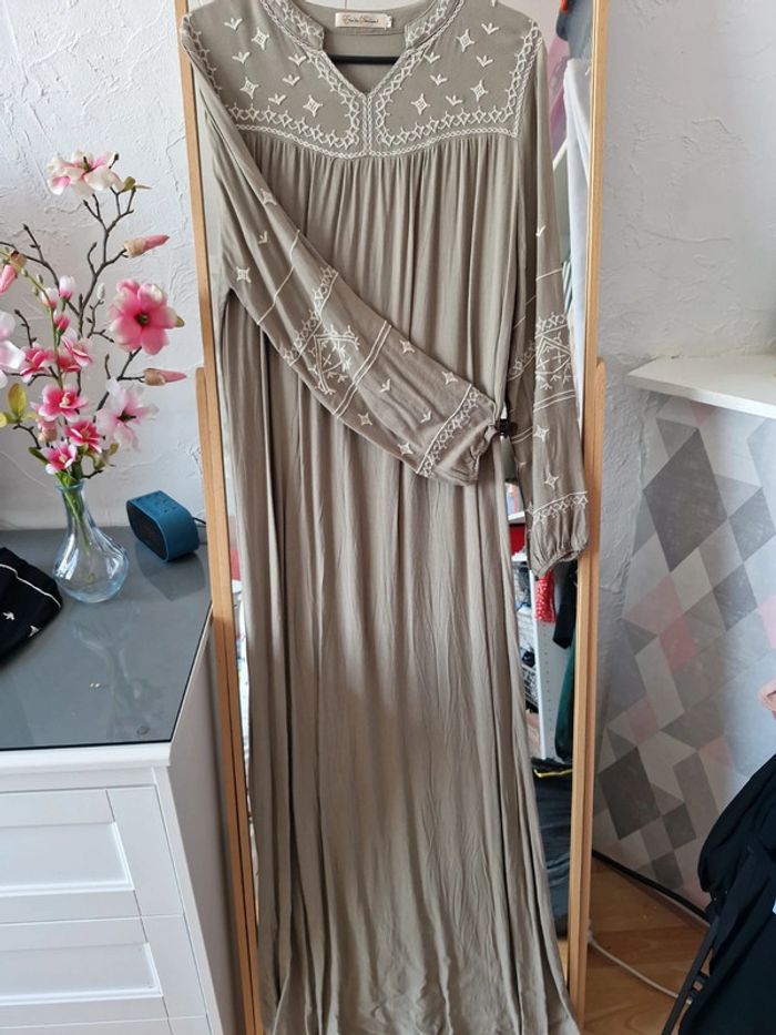 Longue robe broderie - photo numéro 3