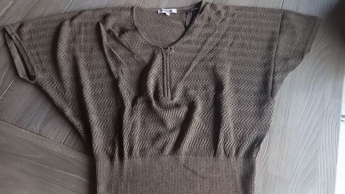 Pull à manches courtes. Zippé