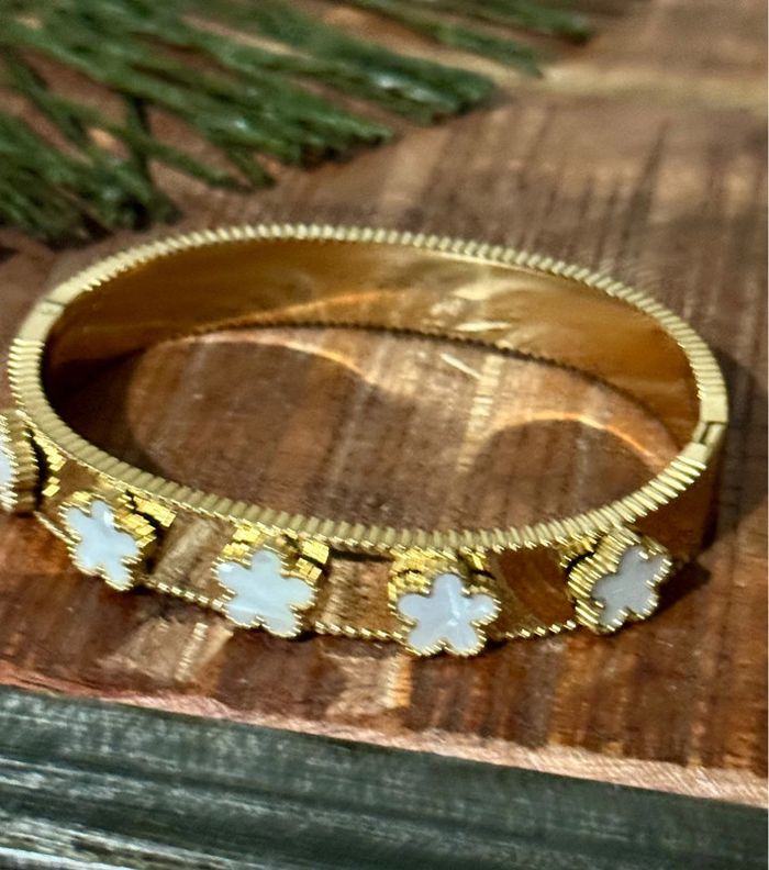 Jonc ovale qui s’ouvre acier inoxydable or trèfle blanc