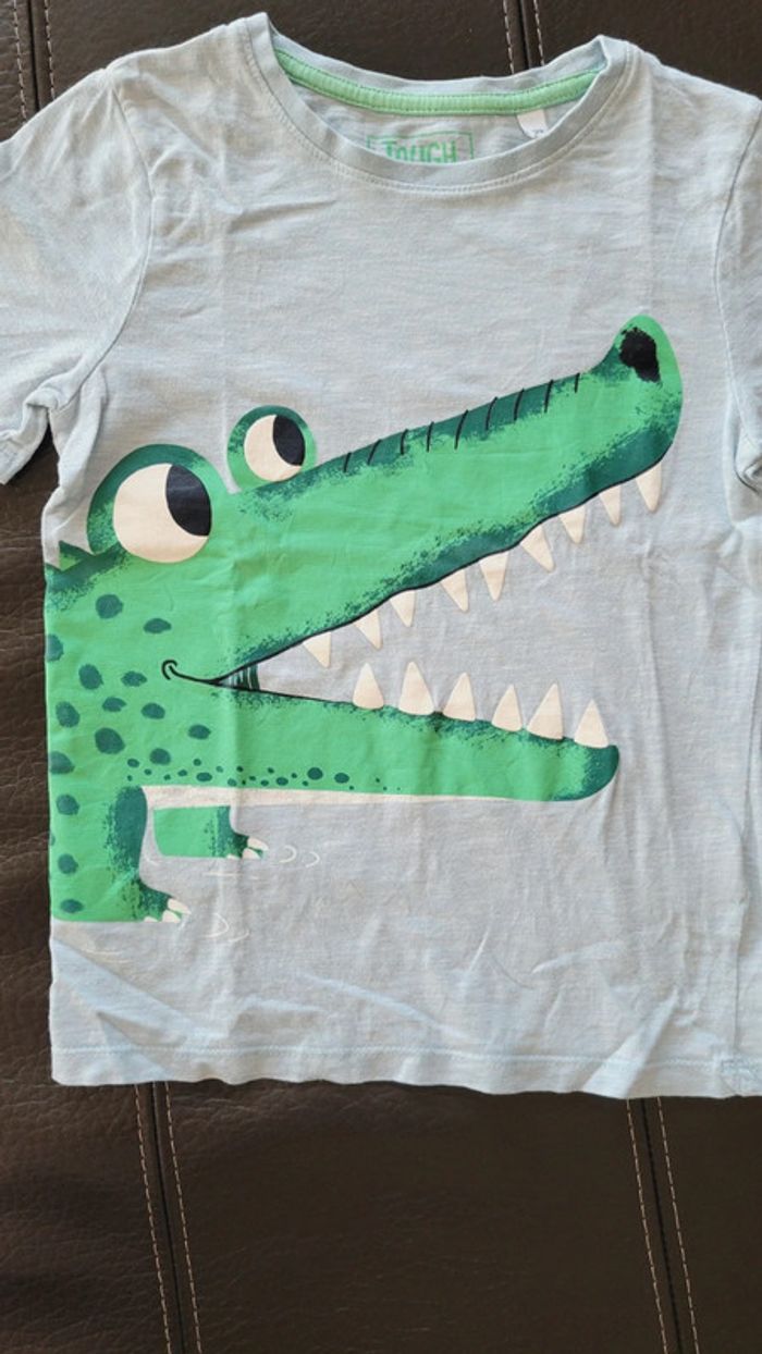 Teeshirt bleu clair avec crocodile C&A taille 122 cm - photo numéro 2