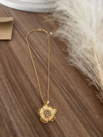 Collier doré en acier inoxydables avec  pendentif fleure vintage