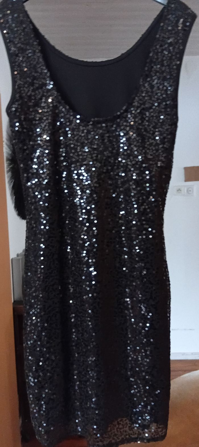 Robe noire avec sequins