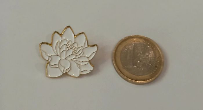 PIN'S FLEUR DE LOTUS ! NEUF ! - photo numéro 2
