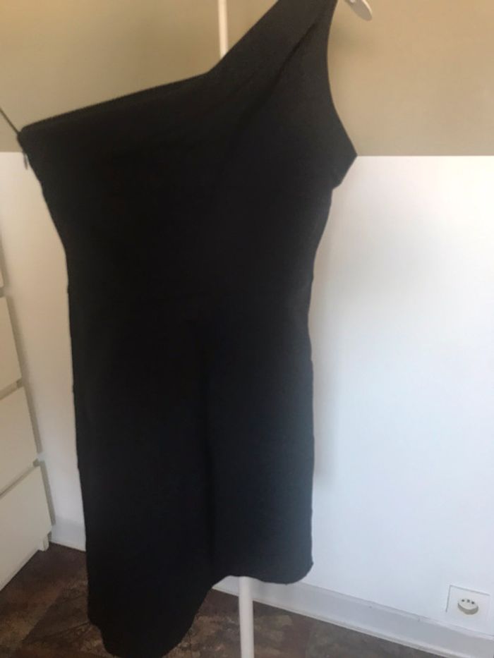 Très jolie robe une épaule