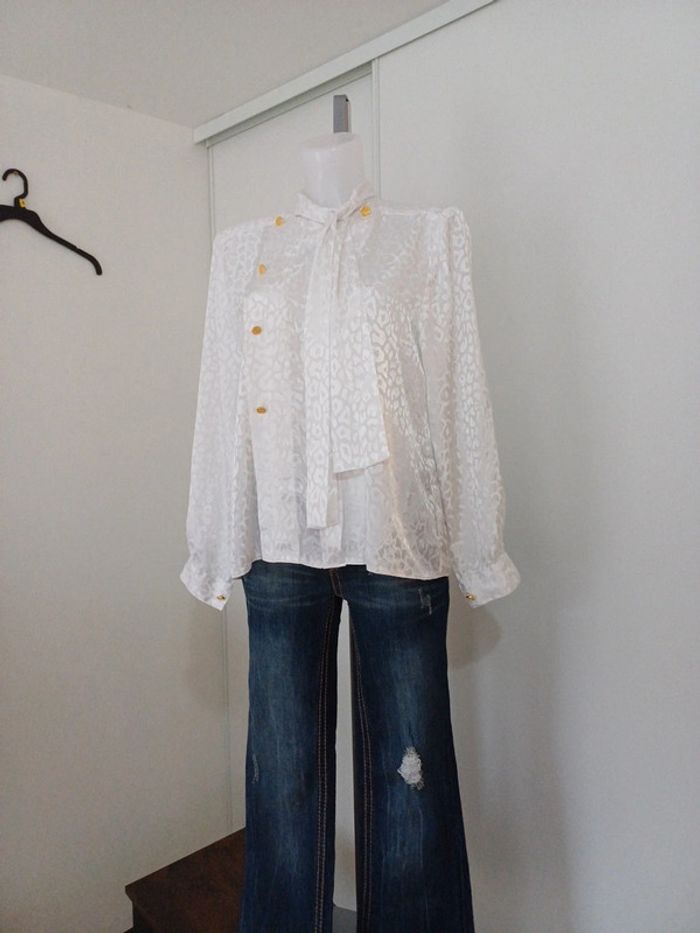 Blouse blanche satiné effet léopard