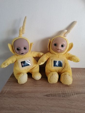 2 peluches teletubbies jaune laa laa