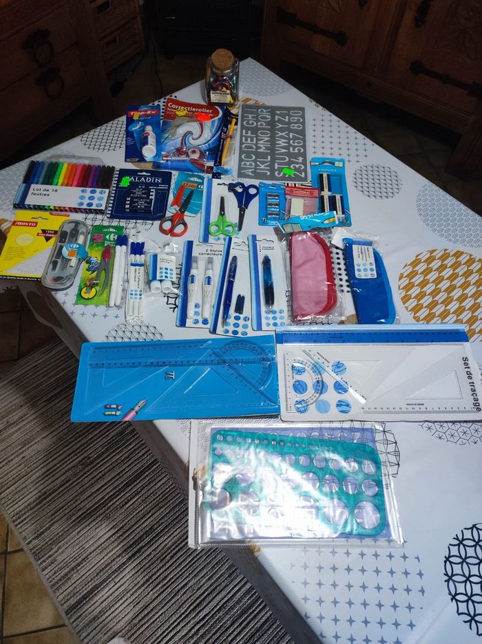 Lot de fournitures scolaires Neuf - photo numéro 2