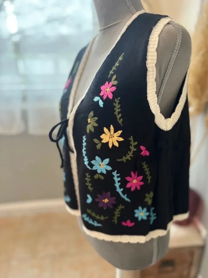 Gilet bohème sans manches noir et fleurs brodées - photo numéro 7