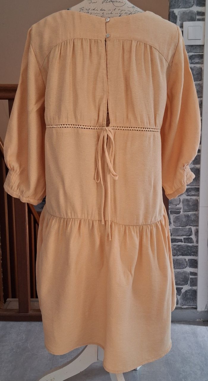 Robe courte moutarde pour l'été - photo numéro 4