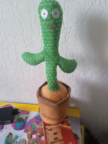 Cactus avec plusieurs musique qui danse et chante et enregistre