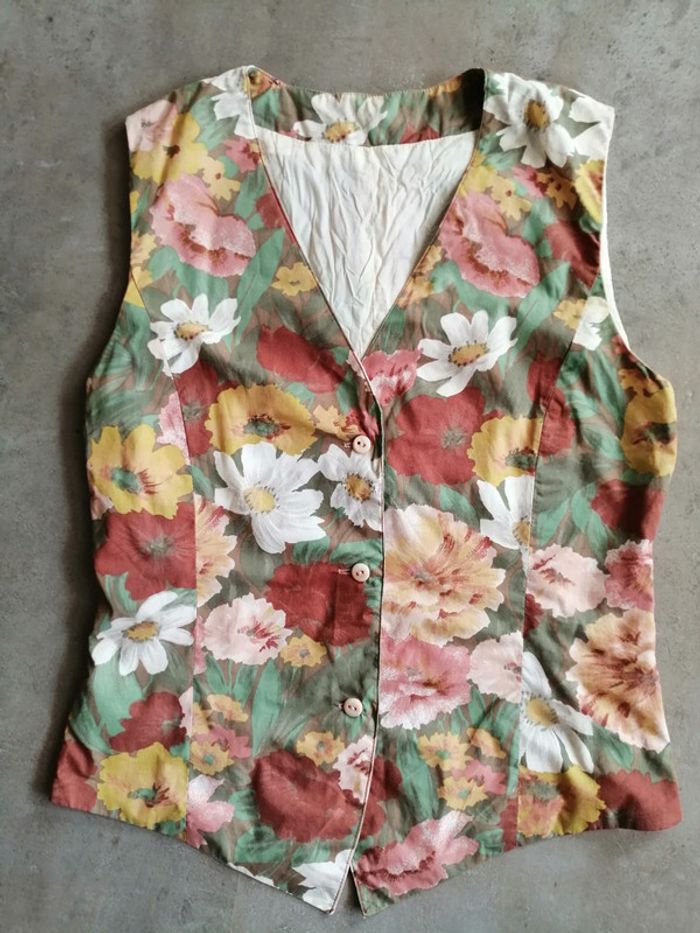 Gilet fleuri fait par une couturière