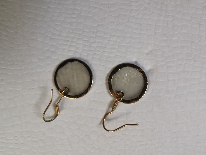 Boucles d'oreilles pastilles de nacre et acier doré inoxydable - photo numéro 2