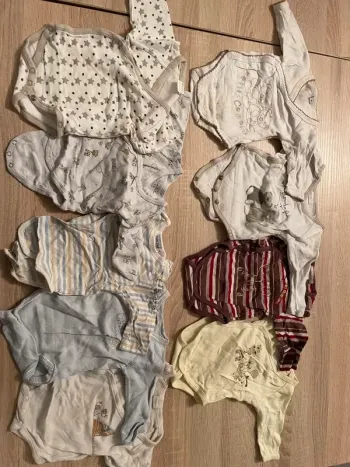 Lot de 11 Bodies 1 mois