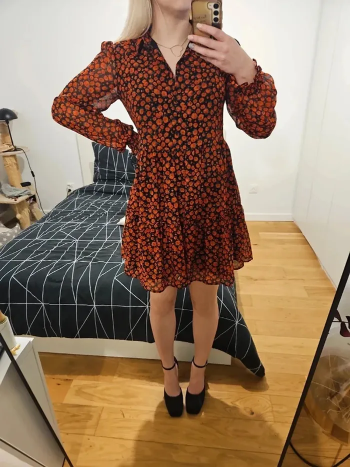 Robe fleurie rose rouges à volants Bershka taille 38 / M - photo numéro 2